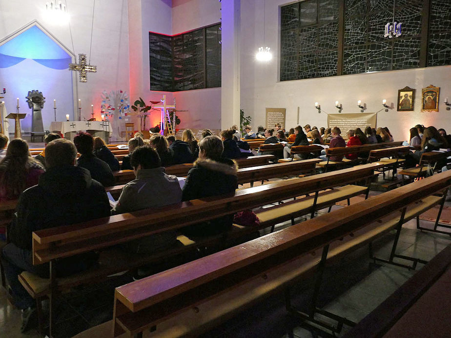 Firmvorbereitung mit Tauferinnerungsgottesdienst in St. Maria, Wolfhagen (Foto: Karl-Franz Thiede)